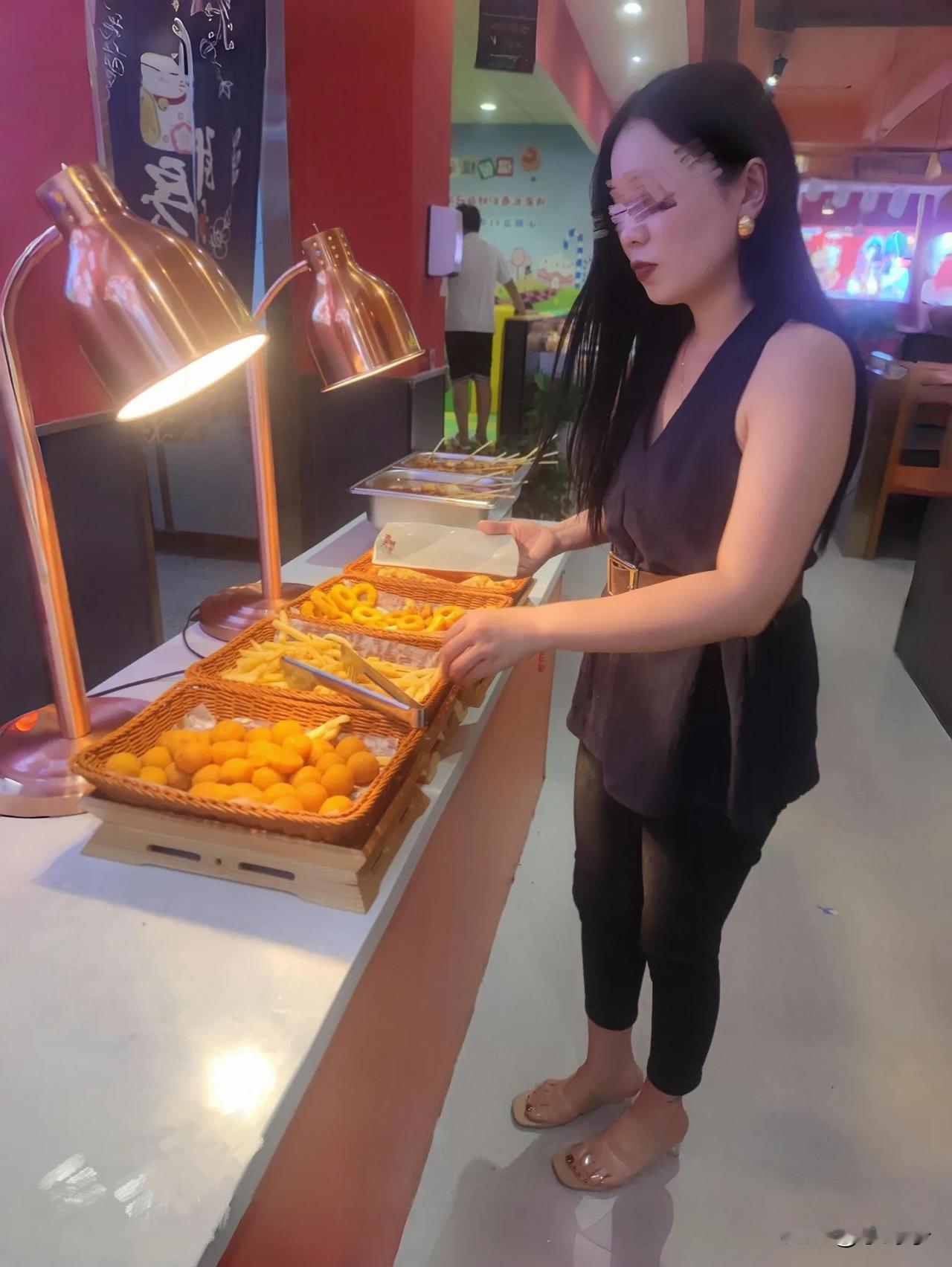 嫂子就爱吃这些垃圾食品[捂脸][捂脸]