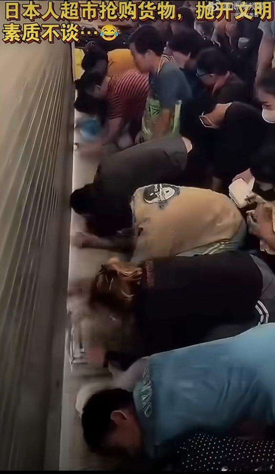 画风突变！日本超市再现大抢购，卫生纸和大米被一抢而空
 
最近，日本多地超市出现