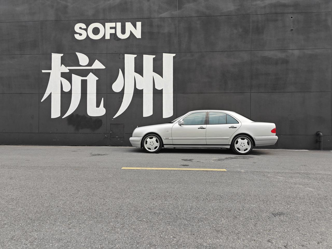 杭州人开车是真的猛，本来以为山东猛，但其实相比西安还能柔和一点。
在杭州，每次红