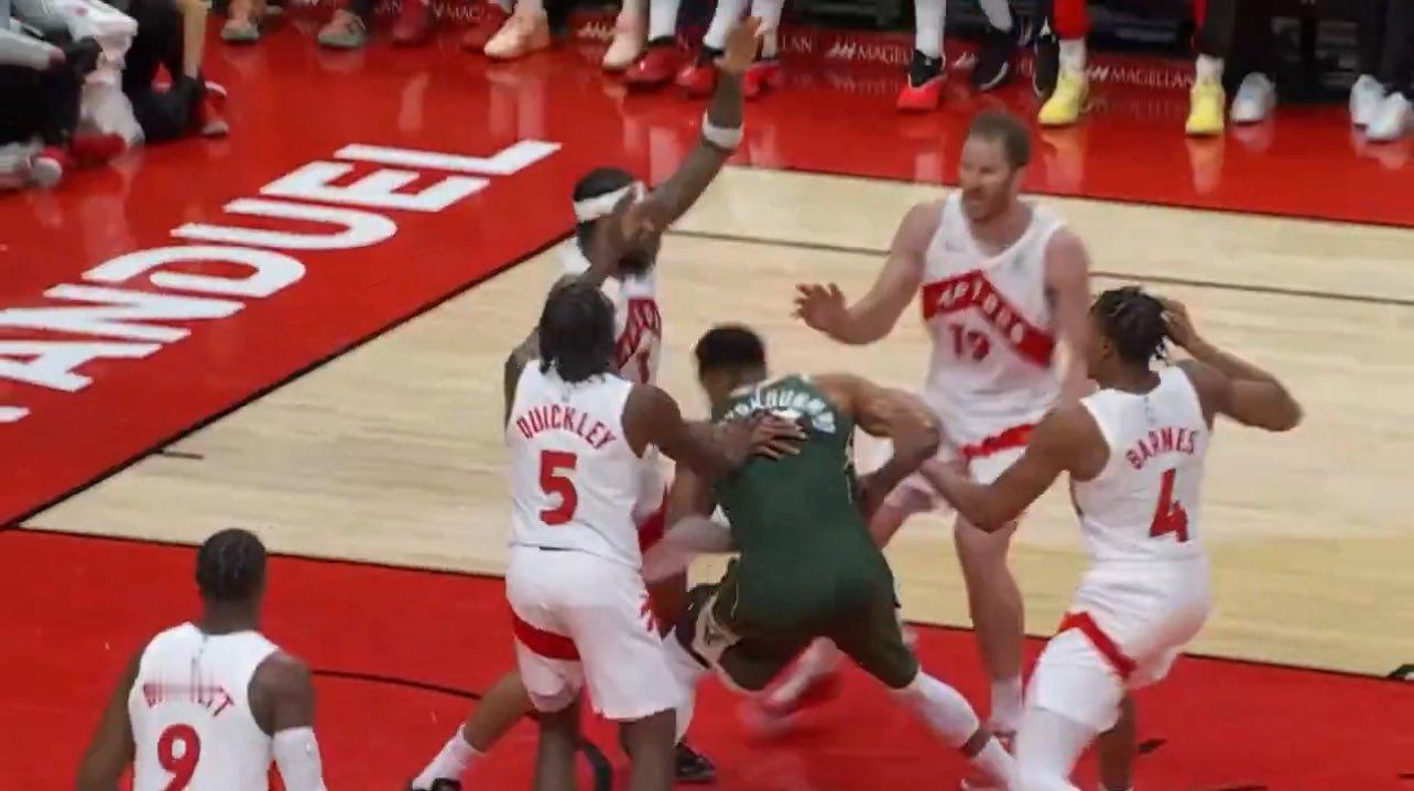 ☞哇塞，4个人包夹[揣手]新赛季篮不住 ​​​