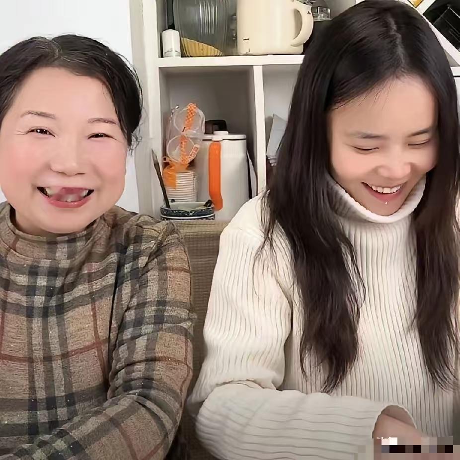 标杆得到了老杜的肯定后，笑着害羞的低下了头！让老许也和自己儿媳好好处呗，老许跟谁