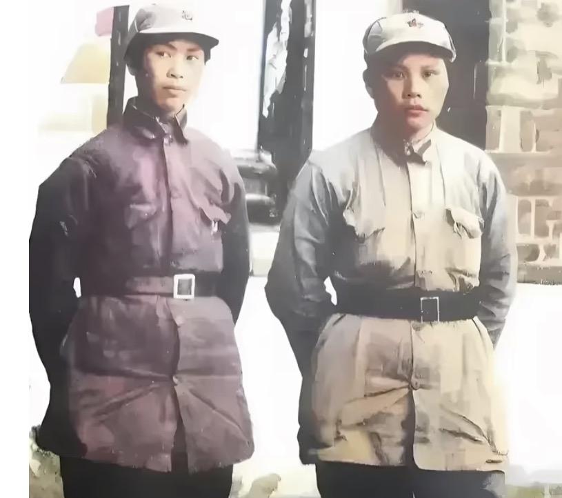 当年的朱毛组合是最强拍档，而伟人的夫人们也是军中玫瑰，巾帼不让须眉！

左是贺子