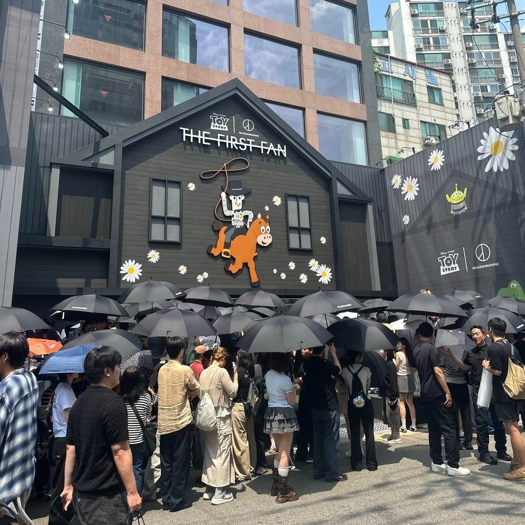 玩具总动员 × PEACEMINUSONE首尔圣水洞快闪店开业首日现场售出7.8