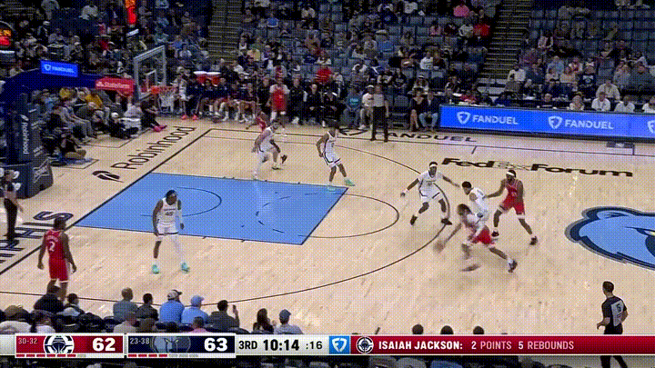 快船当家后卫加兰的突破真是快如闪电！在今天快船客场挑战灰熊的比赛中，当时比赛进行