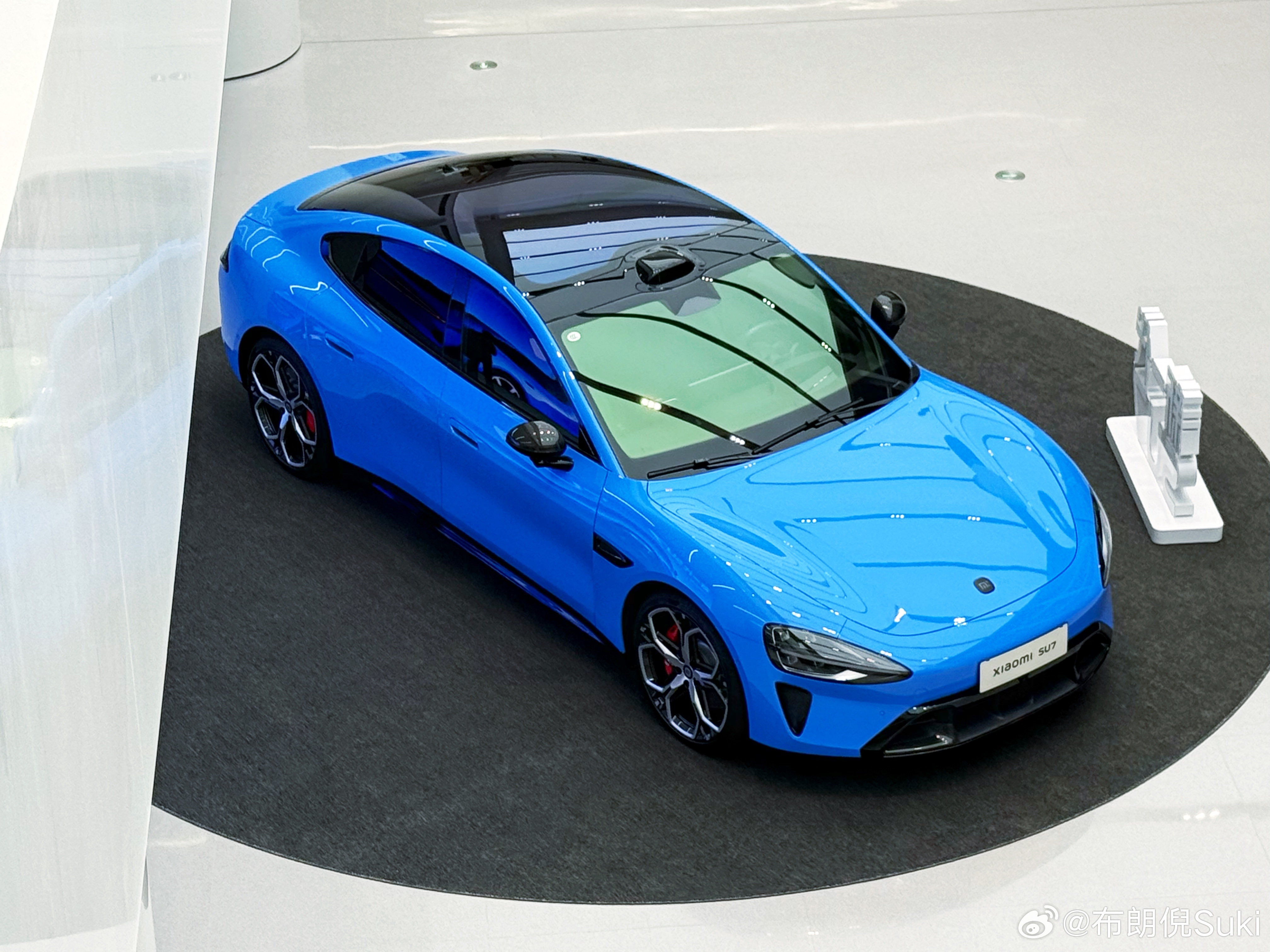 新一代SU7，21.99万元起，相比老款车型整体贵了4千元。但是作为创始版车主我