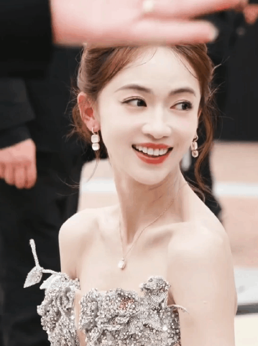 吴谨言今日线下活动真的太美了！[doge]红气养人果然没错！这真的是真公主！ ​