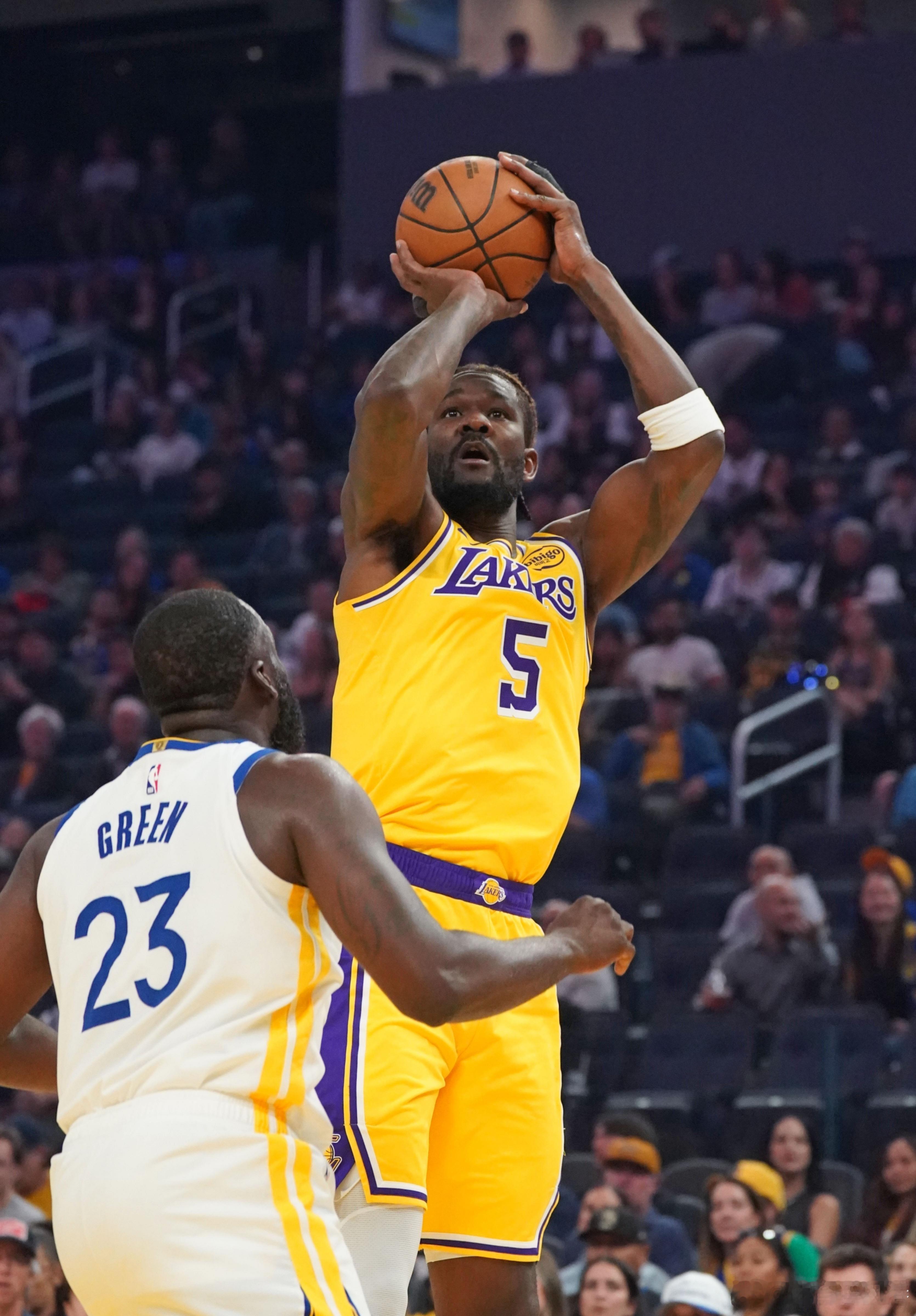 勇士vs湖人 上半场比赛，湖人新援中锋艾顿状态火热，5投5中，得到10分5篮板4