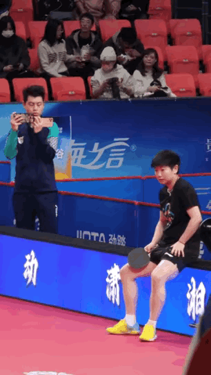 今天晚上深大对战鲁能，莎莎在热身和训练。后面的人是山东鲁能队的，在拍莎莎和深大的