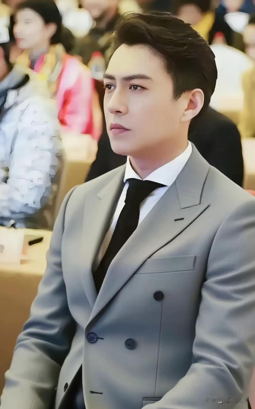 东方卫视跨年晚会玩出新花样！靳东一身西装亮相，原以为是致辞环节，结果张口就是《十