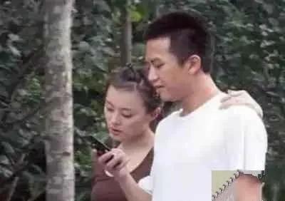 谁还没看过邓超和孙俪谈恋爱时期的照片？[呲牙]两人相约打羽毛球，孙俪穿着热裤短袖