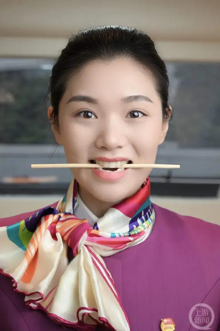 我觉得还是笑不露齿好看，
虽然这样已经非常用心和努力了，但总觉得还不够自然。