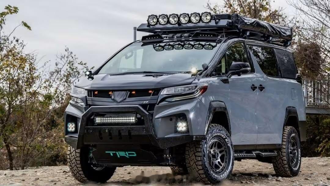 Mad Max范儿的丰田埃尔法 ，机械参数不明，反正挺拉轰的 MPV