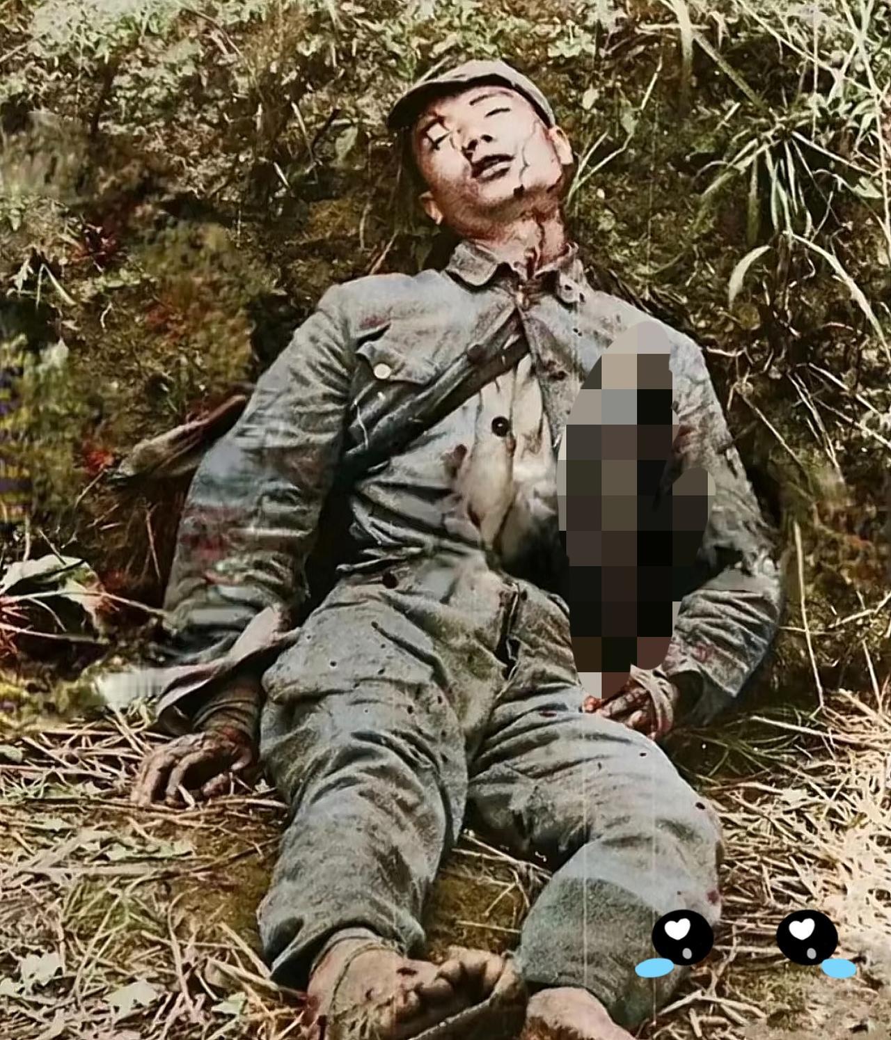 抗日战争中，一名中国士兵被俘后，日军砸断他的双腿，刺穿他的脸颊，把他当成新兵练刺