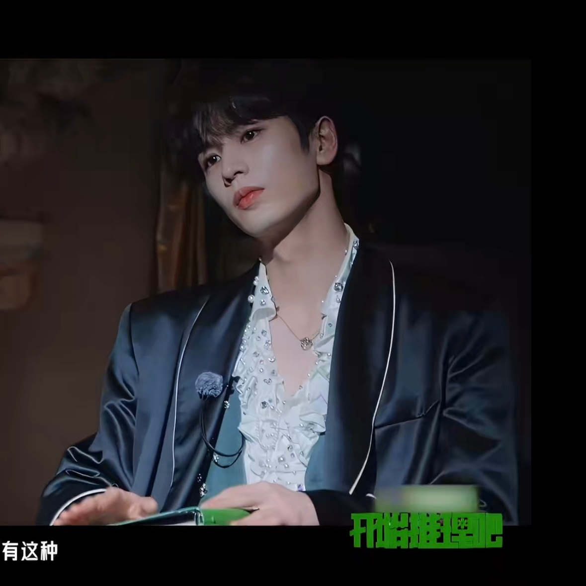这个领口是否有点太诱人 