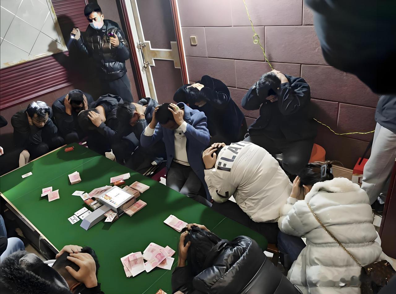 午休时遇见一体制内的朋友，他悄悄地告诉我：在茶楼打牌要小心点，最近纪委联合公安部