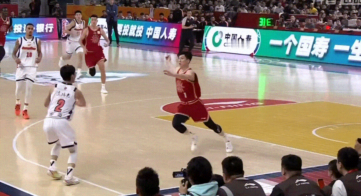 奎因这突破对抗2+1够强硬霸气，广东队领先快20分，现场好安静哦怎么回事？山西男