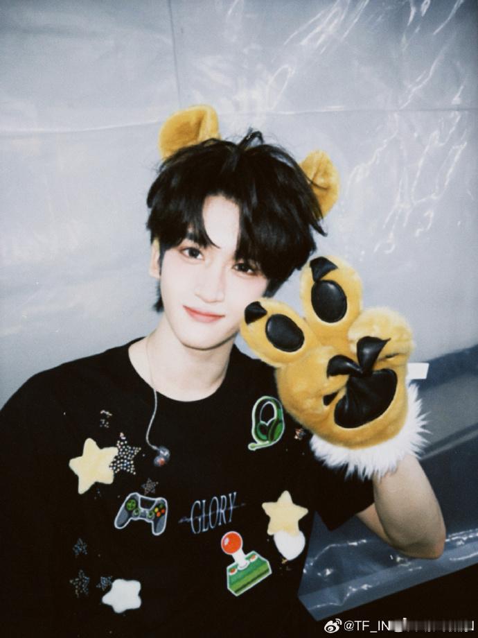 邓佳鑫清唱爱情讯息 05后新生代歌手邓佳鑫太有实力了！清唱《爱情讯息》甜度满分，