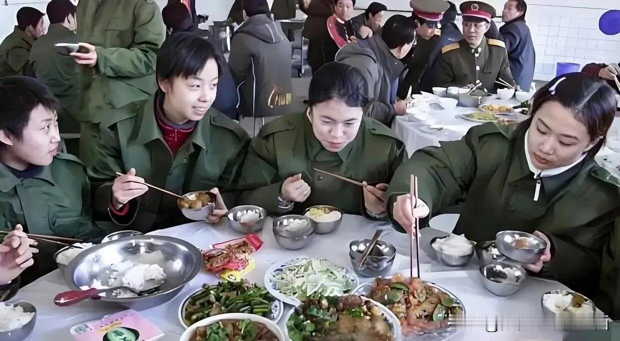 这是拍于多年前的一张照片，当时她们很年轻，几个人一起吃饭的情景，那时她们没有化妆