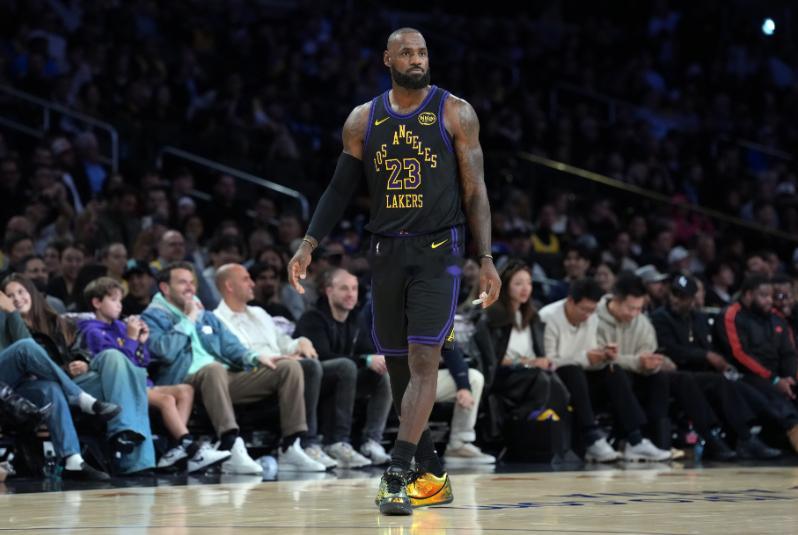 前湖人主教练拜伦·斯科特接受Essentially Sports采访，谈到詹姆斯