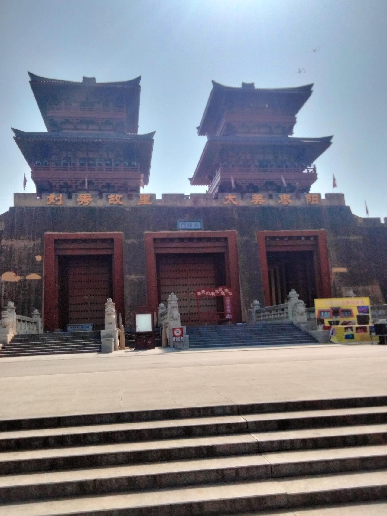 随手拍张照雄关巍峨，古阁凌云。脚下的台阶承接古今，眼前的城楼守望岁月。曾经风起云