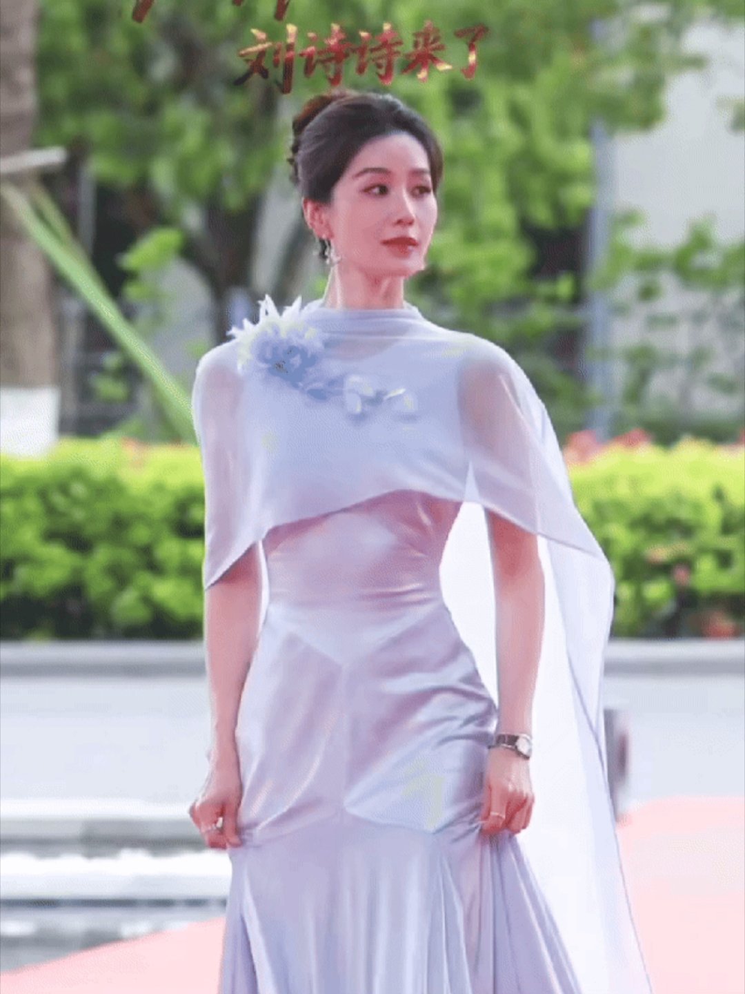 刘诗诗淡蓝仙女裙 淡蓝纱裙裹着一身温柔，光影落在裙摆间，像揉碎了一汪春水，波光粼