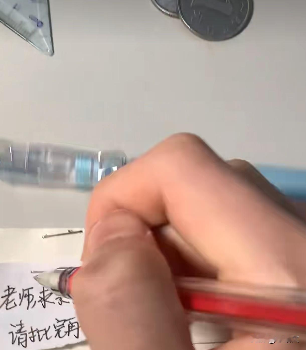 学生纸条挑衅"能考85偏考84"，老师反扣1分怼回去，上亿网友吵翻了！
 
最近