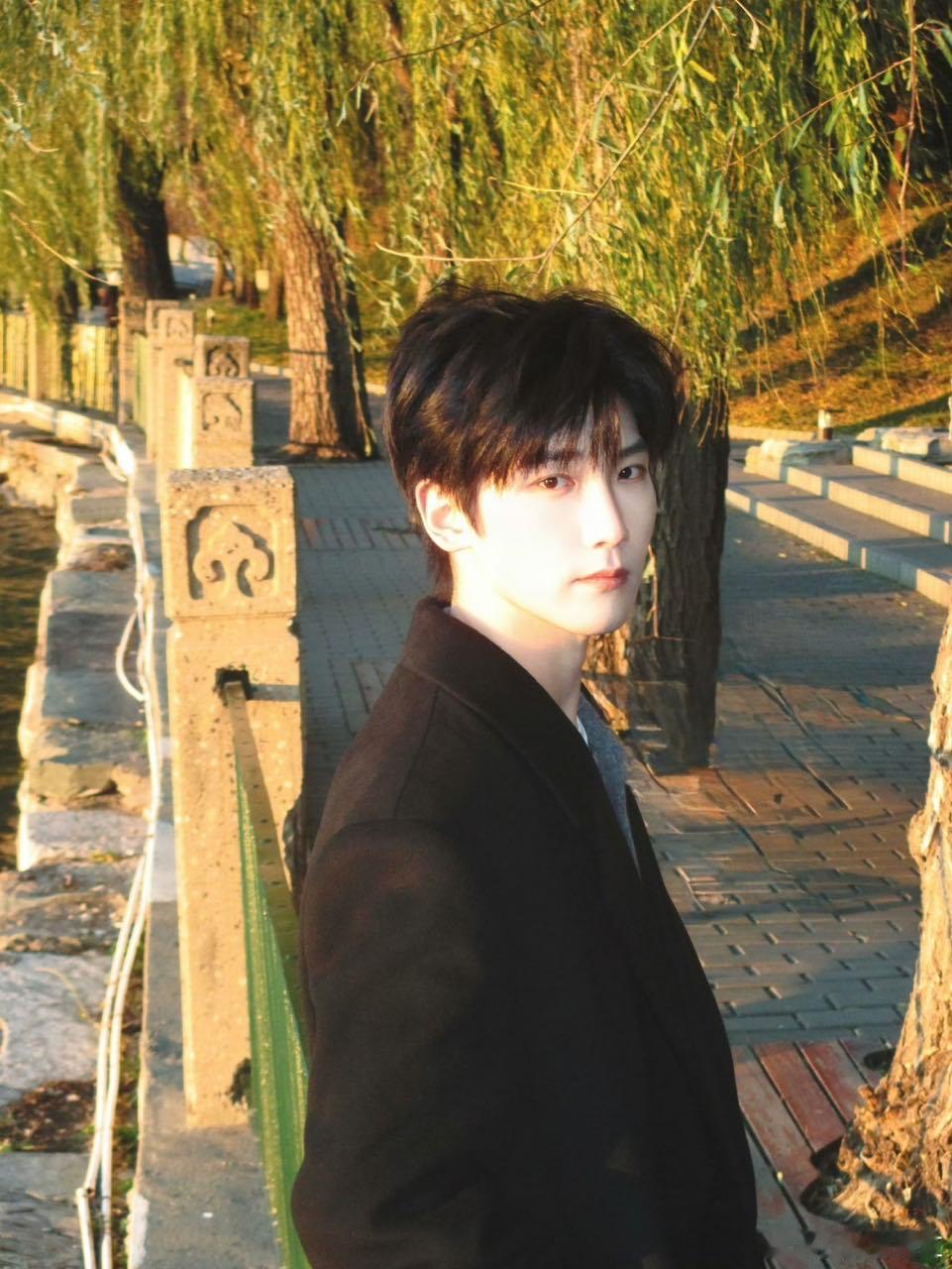 邢昭林机场被挤摔倒邢昭林这也太惨了！机场被私生围堵到直接摔倒，一直喊 “让我上车