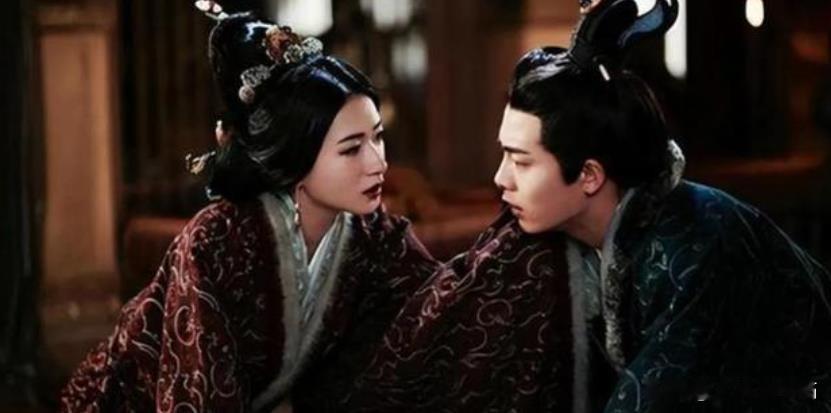 208年，35岁的蔡文姬嫁给了22岁的董祀，新婚之夜，董祀对三婚的蔡文姬，很是反
