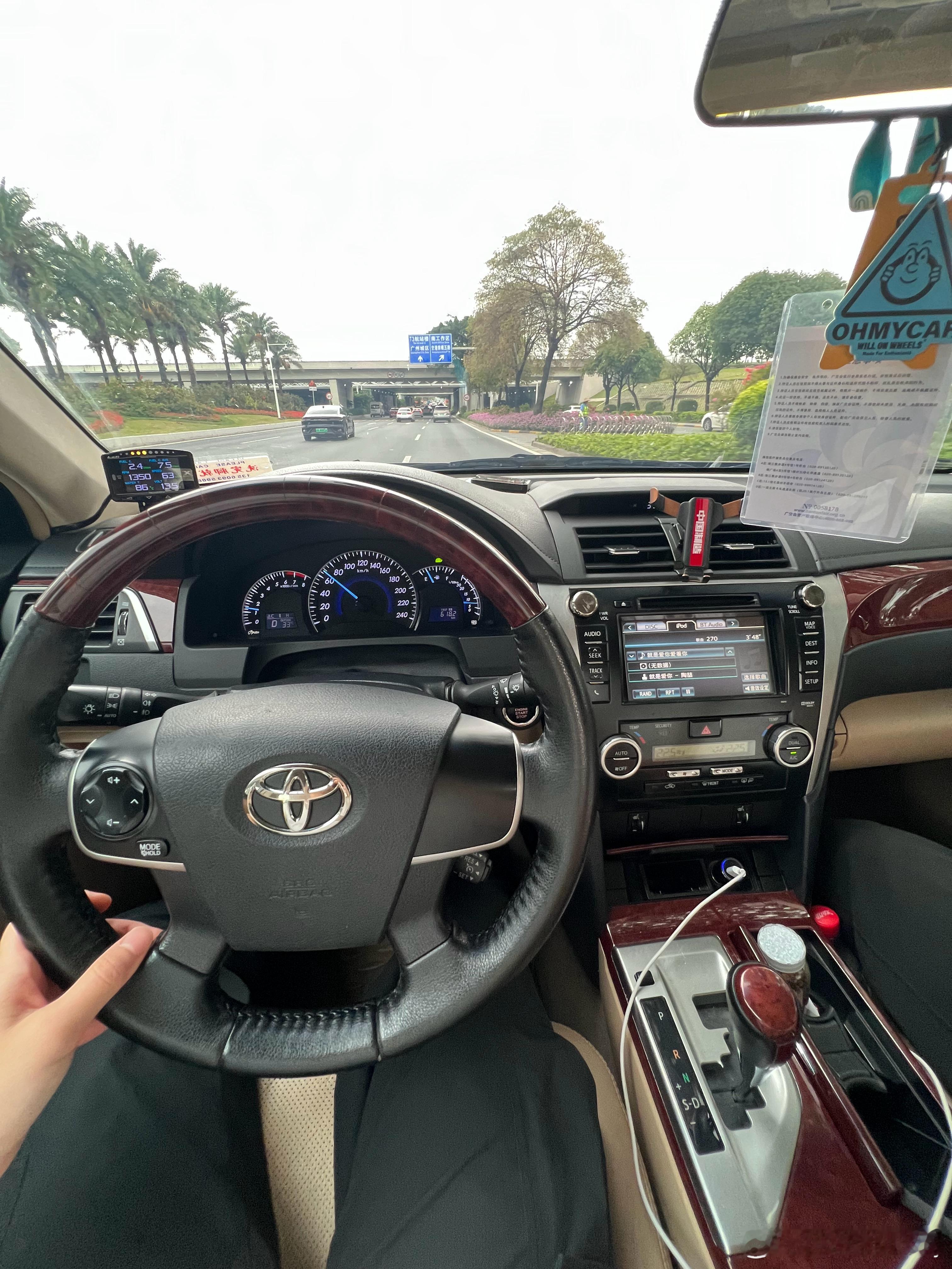 7代凯美瑞的人机工程学真的很自然很优秀，调节范围不算大，但所有位置都非常合适。 