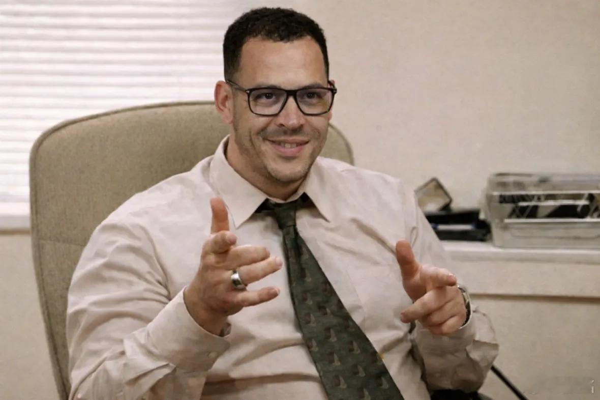 切尔西 切尔西新帅罗森尼尔被社交媒体玩坏了。因为他戴眼镜，怎么看都不像个足球教练