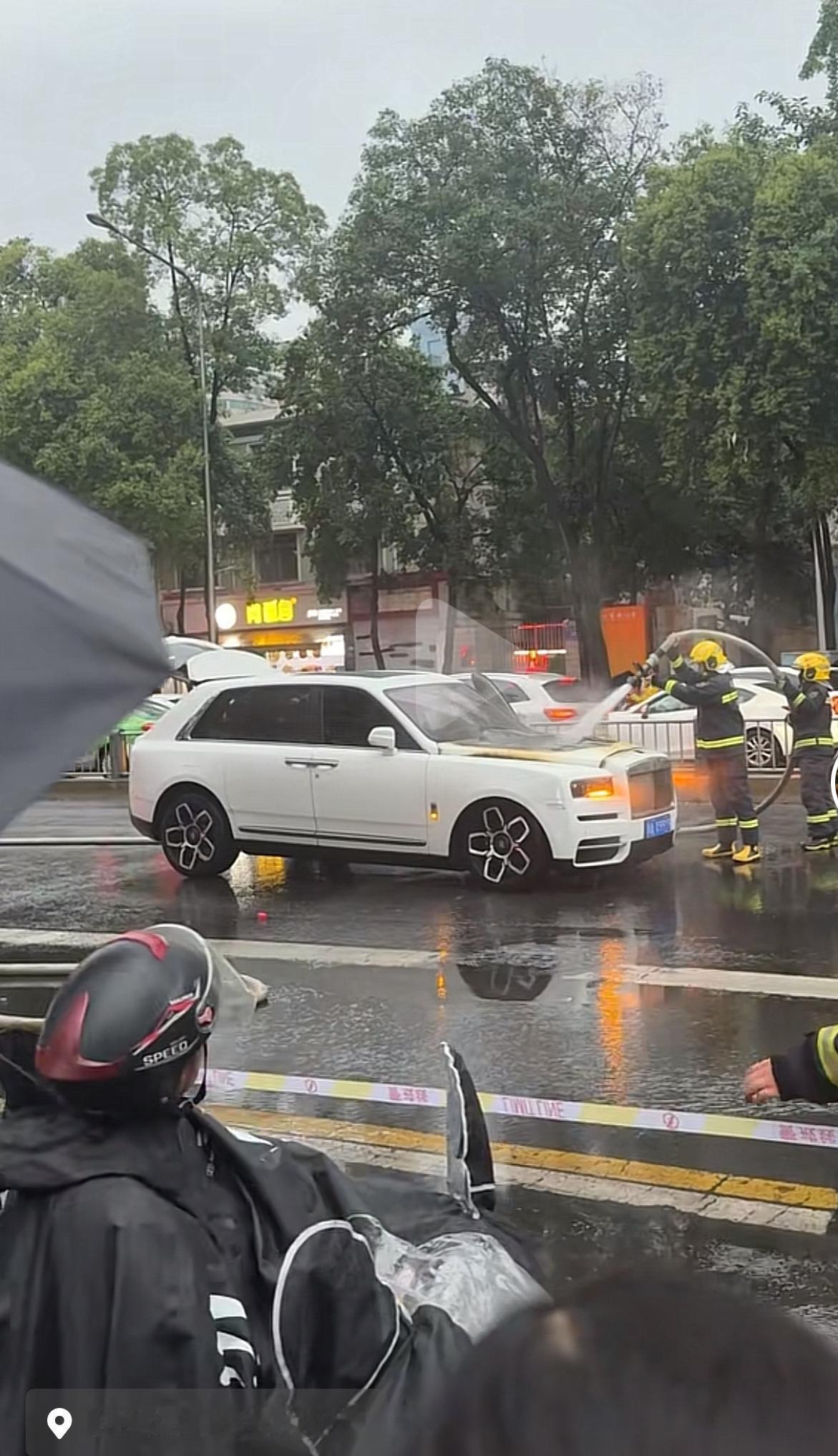 总有人拿电车起火说事，这燃油车的天花板也火了

库里南年产量不足1000台，在国