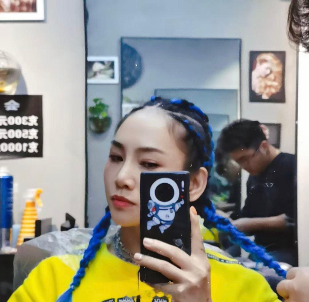 拍摄课程的时候就是各种换造型这一头五颜六色的小辫子，真的是鲜艳到了心巴上