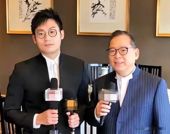张明敏已经是古稀之年的人了，时间咋就流逝的这么快，他不但歌唱的有浓浓的爱国韵味，