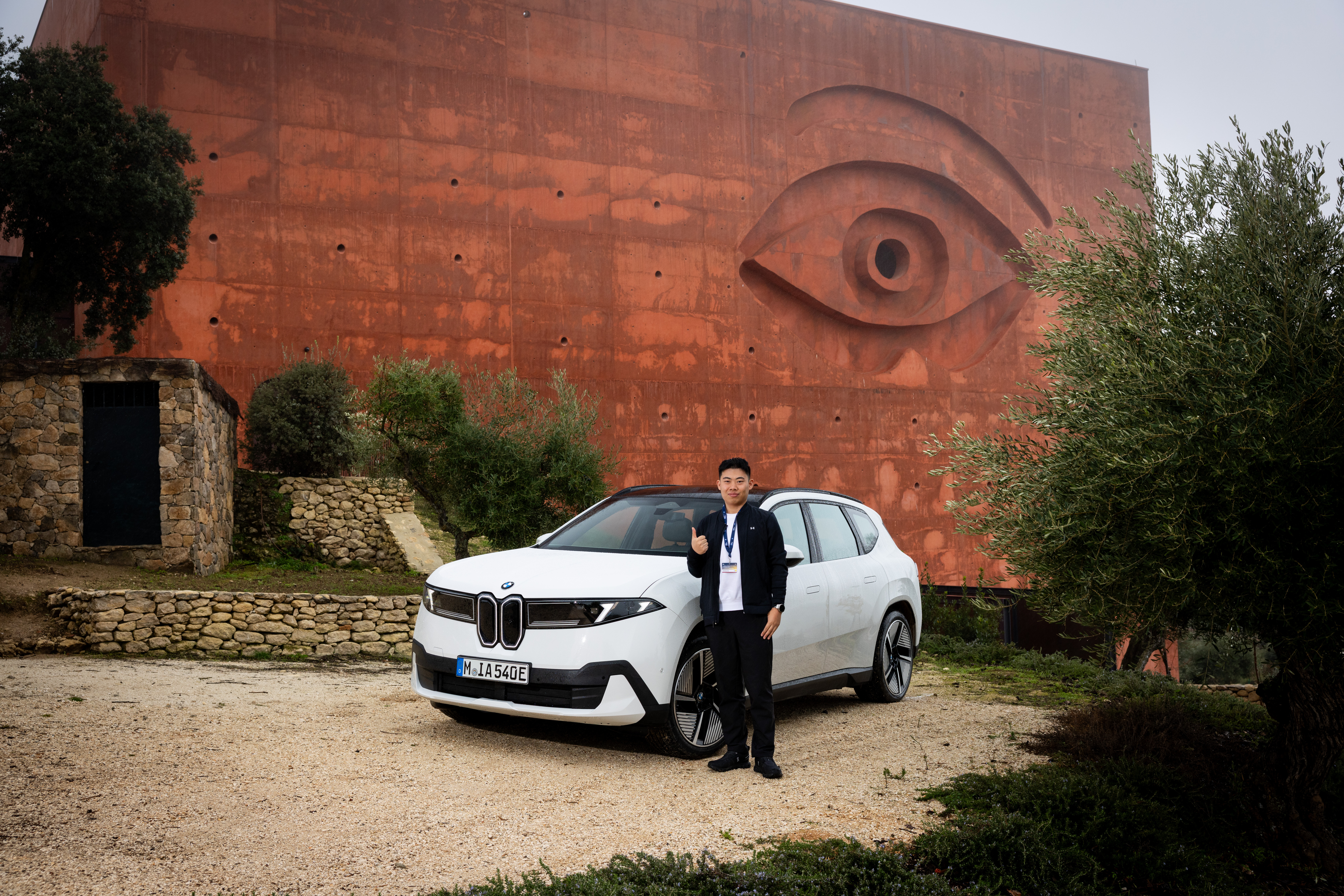 欧洲的纯电车非常好分辨，车牌号末尾增加一位，固定为「E」，颜色配比还是蓝白双拼，