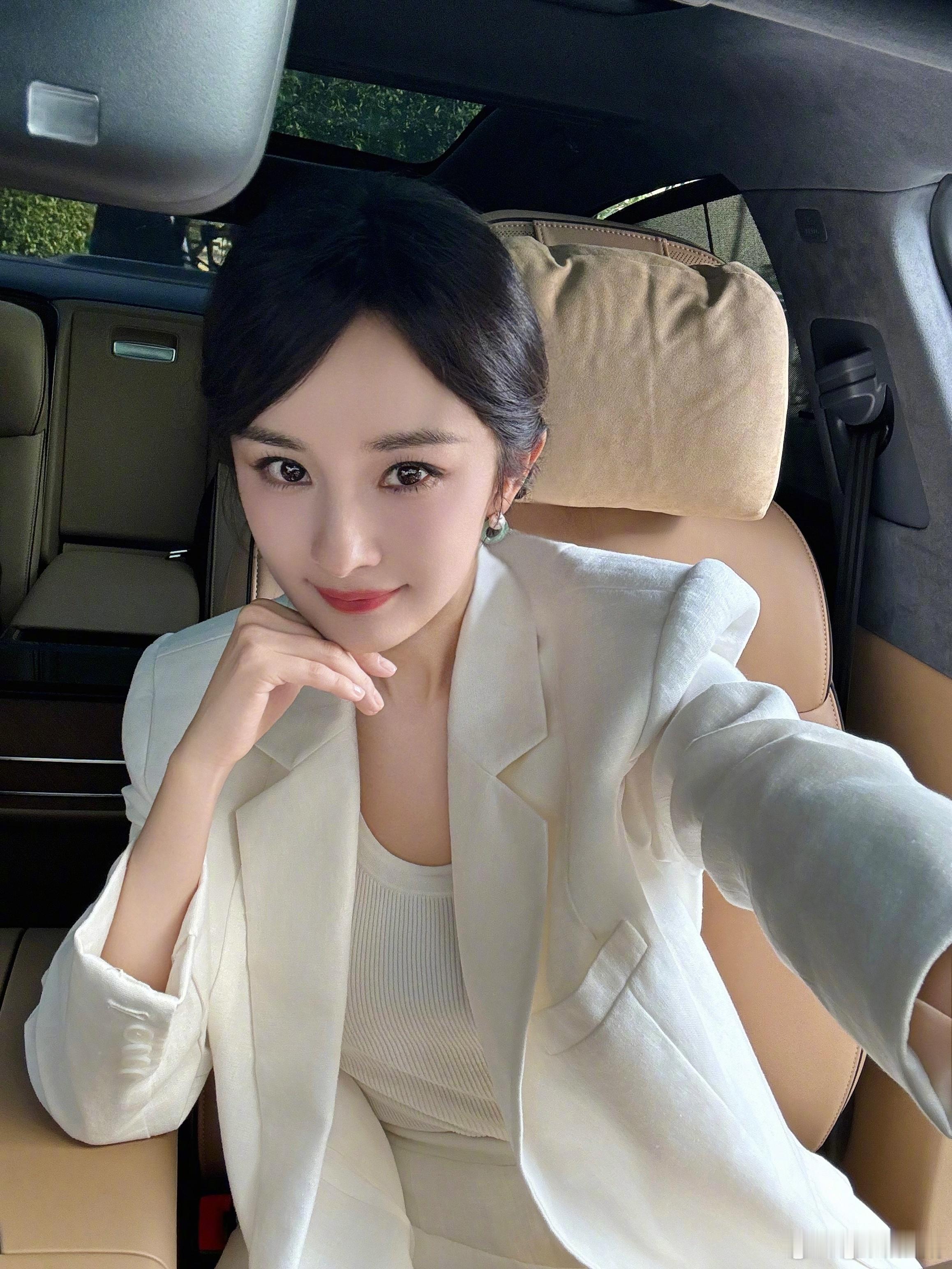 #杨幂纯白OL风##杨幂allwhite女霸总#杨幂以其独特的魅力，驾驭纯白 O