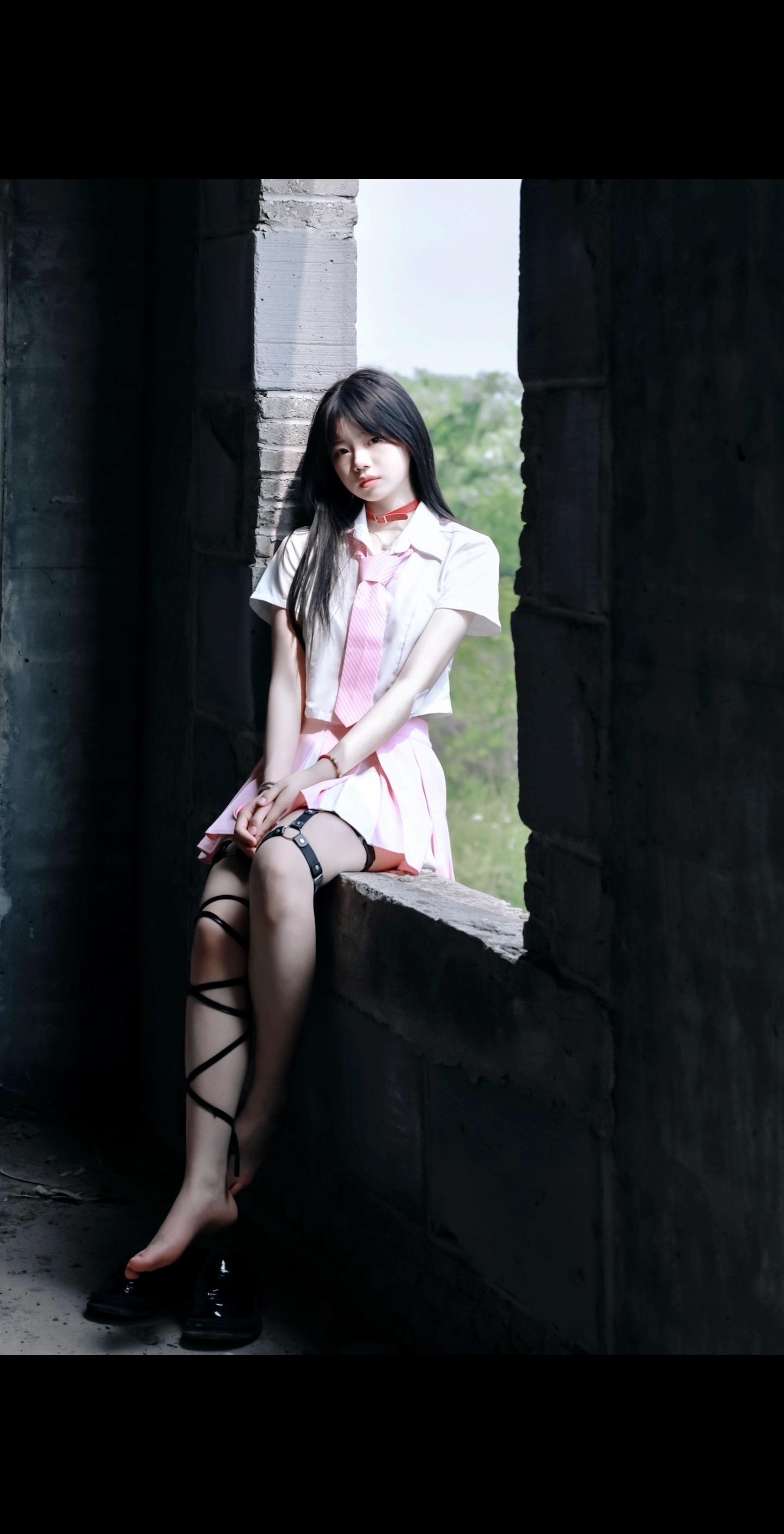少女的心事｜灵魂低语。《废墟少女情绪写真》 模特：  怪我眼睛藏不住心...
