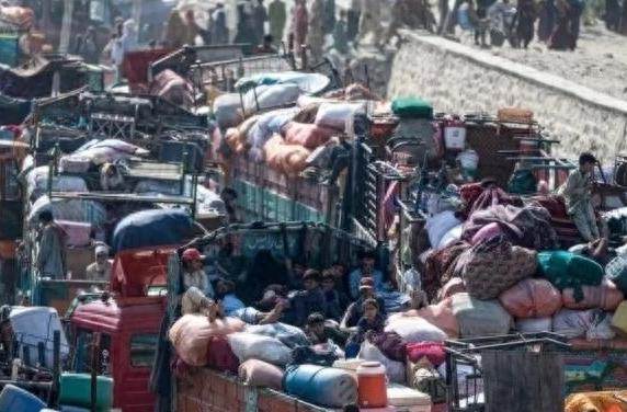 无数阿富汗百姓彻底绝望，谁看了都直呼心酸，边境好不容易迎来一丝转机，转眼就再度跌