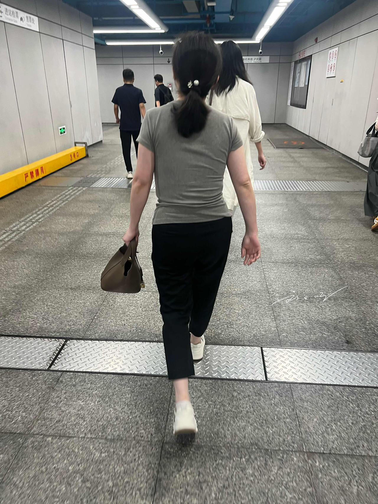 上海果然很“洋气”啊！我刚刚出地铁站的时候，前面走着一位穿着很朴素的姐姐，再仔细