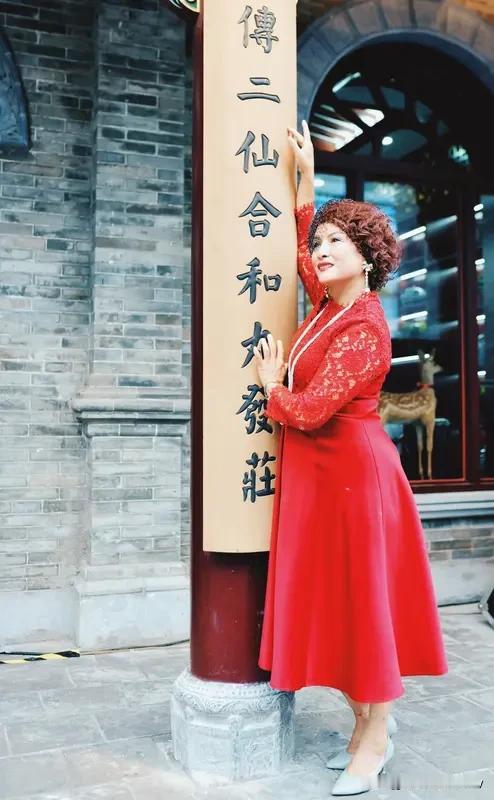 为什么要穿不符合自己年龄的衣服? 穿不符合自己年龄的衣服，有时候真会弄巧成拙。就