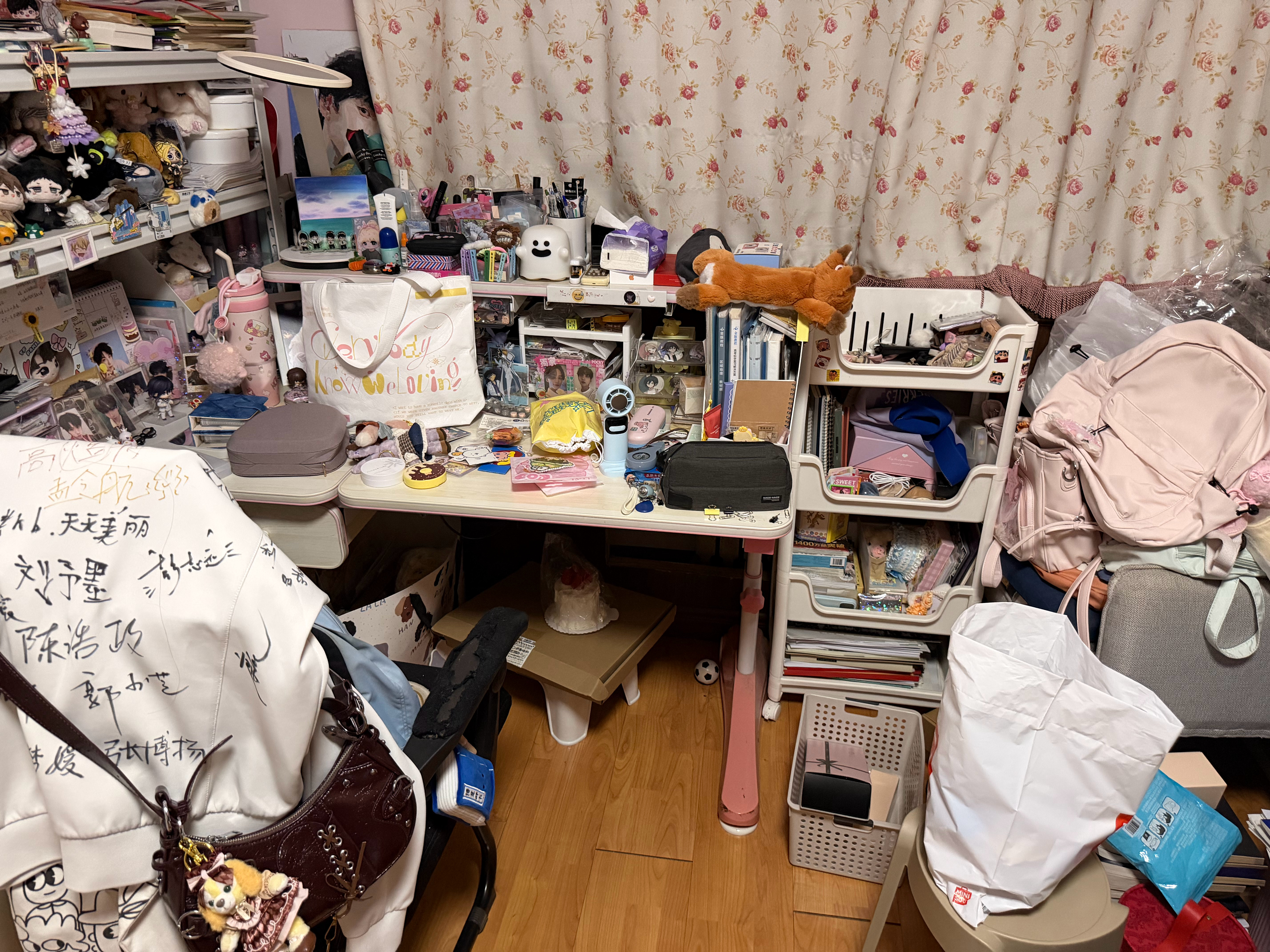 我的桌子乱的跟狗屎一样。。我发誓周一前绝对清理了 