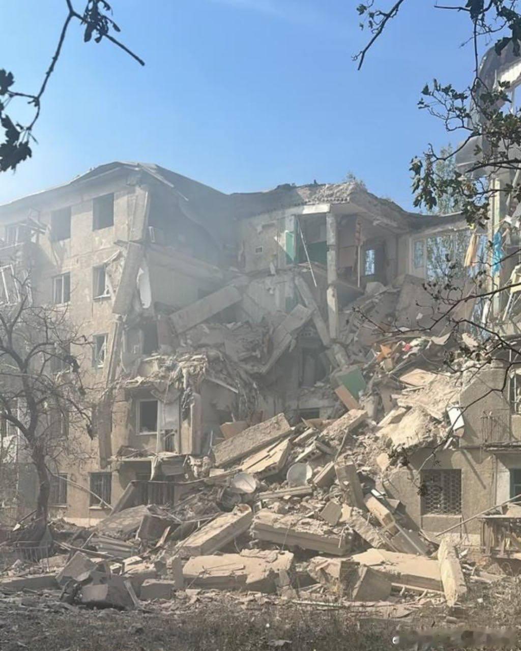 俄罗斯对乌克兰民房和私家车辆发动袭击，造成两人死亡，四人受伤。 ​​​