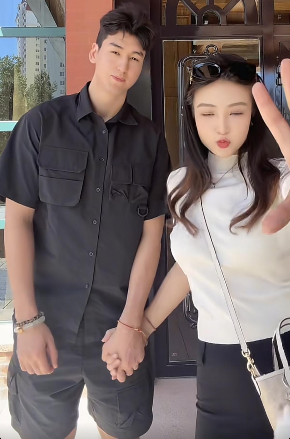 近日，新疆男篮球员西尔扎提的女朋友，在社媒上晒出了自己与西尔扎提的合照。这是官宣