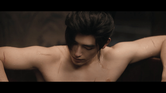 陈飞宇白日提灯沐浴戏陈飞宇身材 褪去战甲见伤痕，段胥过往全在身，鬼王贺思慕偷瞧又