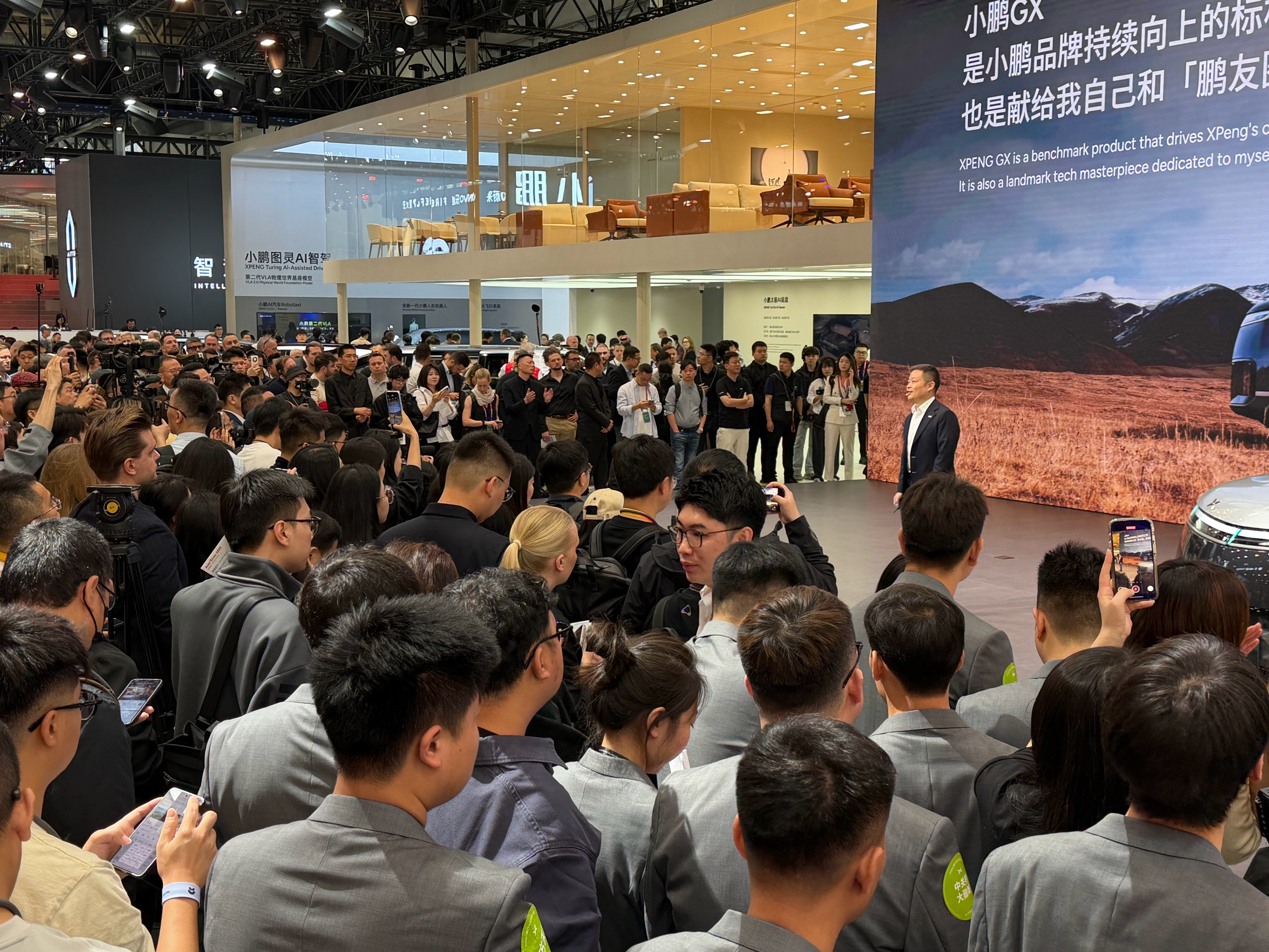 北京车展小鹏品牌展台，小鹏GX无疑占据了C位。今天小鹏不仅带来全新「昆仑云境」双