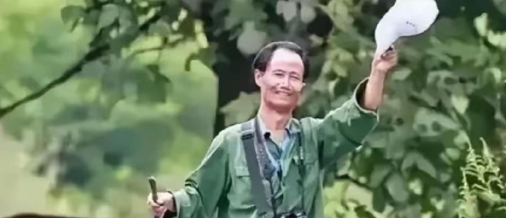 1998年，大学教授何家庆来到深山调研。由于过于饥饿，他向村民讨口吃的。见灶上煮