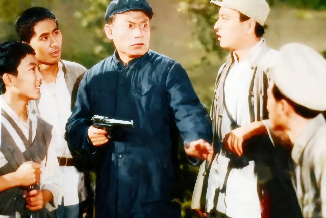 1974年长影重拍《平原游击队》，郭振清还为演员说戏，可大家还是更爱看老版本。1