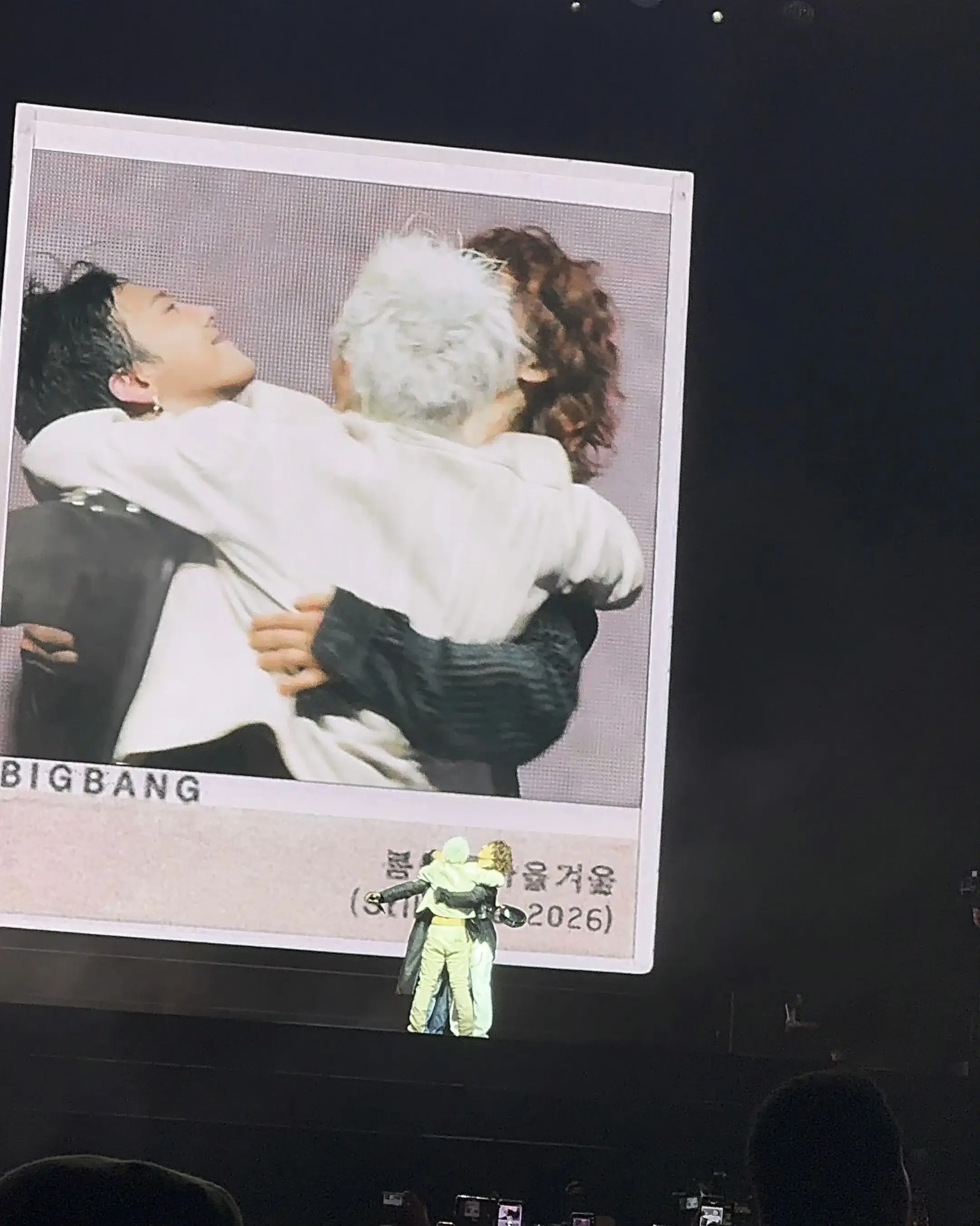 从bigbang上台唱第一个字的时候就开始哭，根本停不下来，边唱边哭...