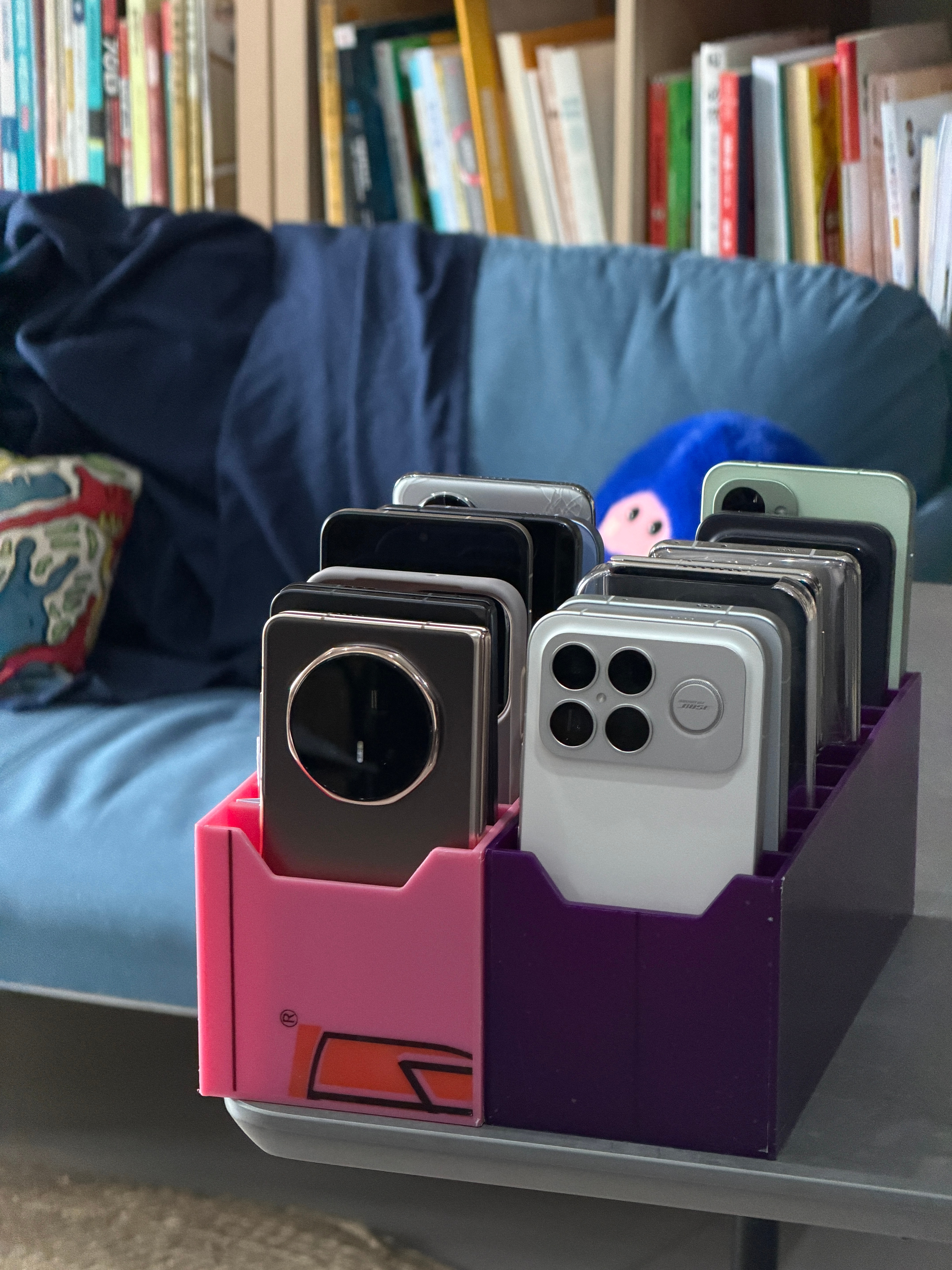 我在筹备本月的抽奖，工作室有很多充电器、耳机、数据线手机壳的库存、这些小东西 e