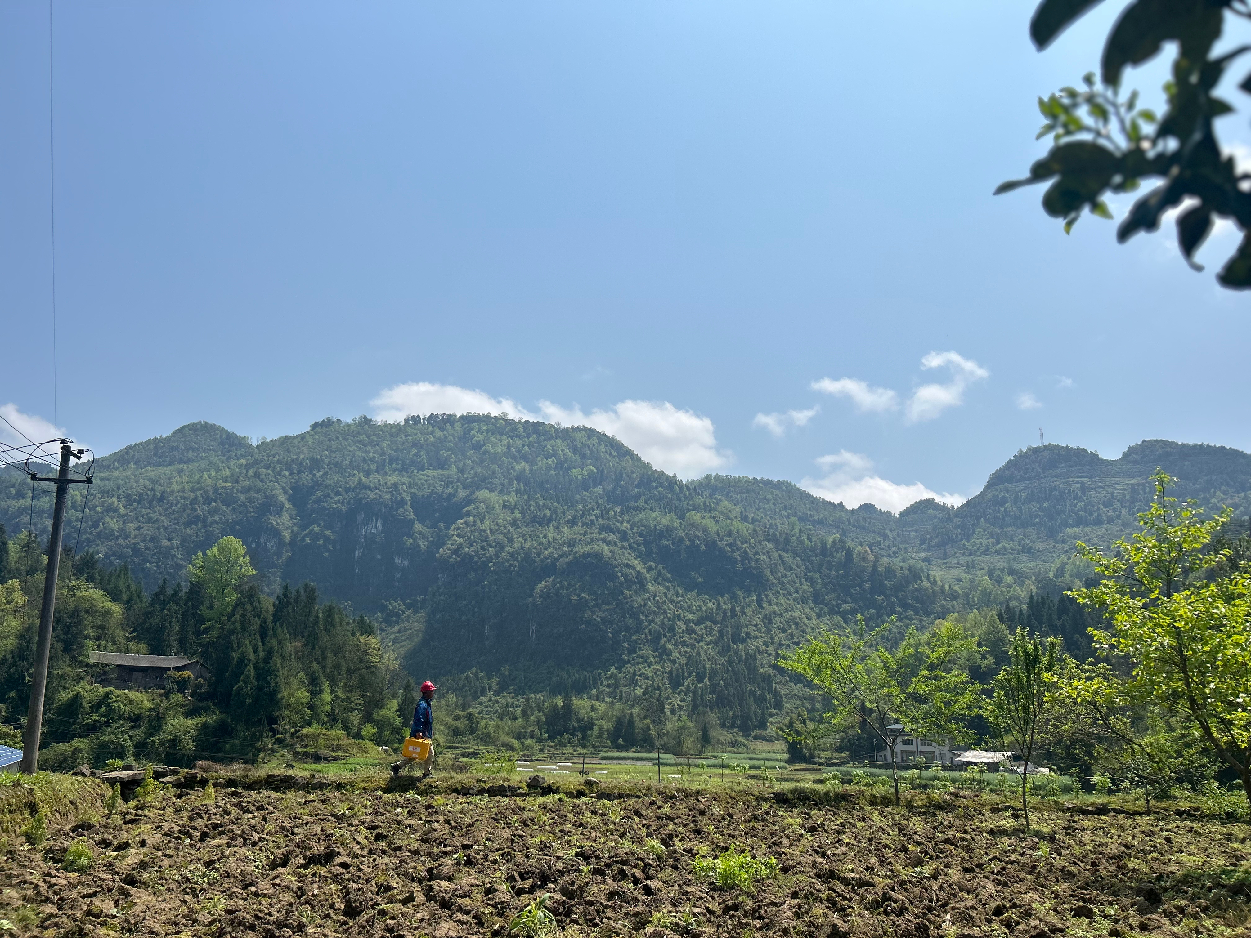 恩施联通暖心工程师 必须夸夸咱们恩施联通的向冲师傅！扎根姜乡漫水乡三年，跑遍村村
