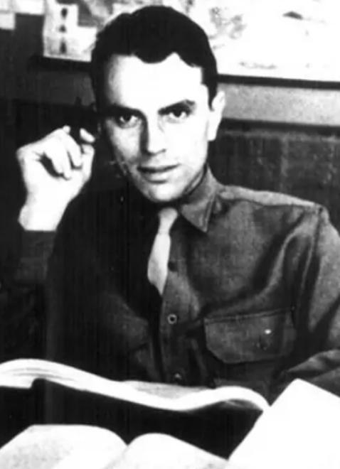 1945年，一名12岁的中国小女孩被美国士兵开车撞死，却只赔偿了26美元，女孩父
